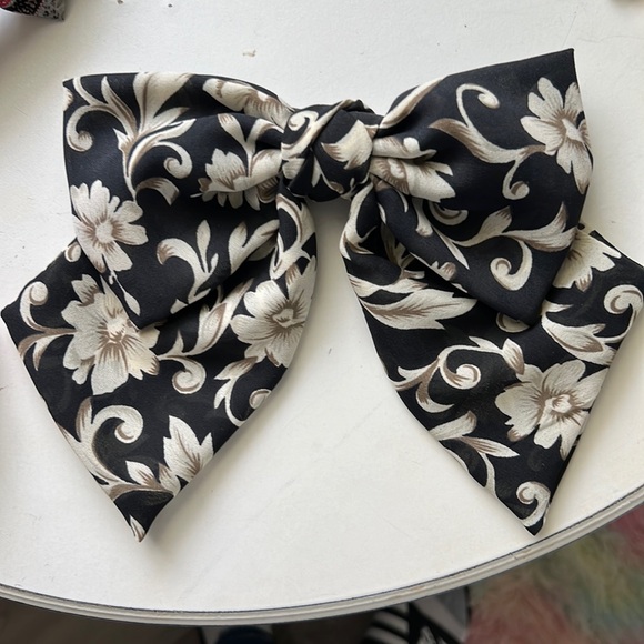 Hand Crafted Accessories - Handmade Hair Bow Clip (Black/Cream)